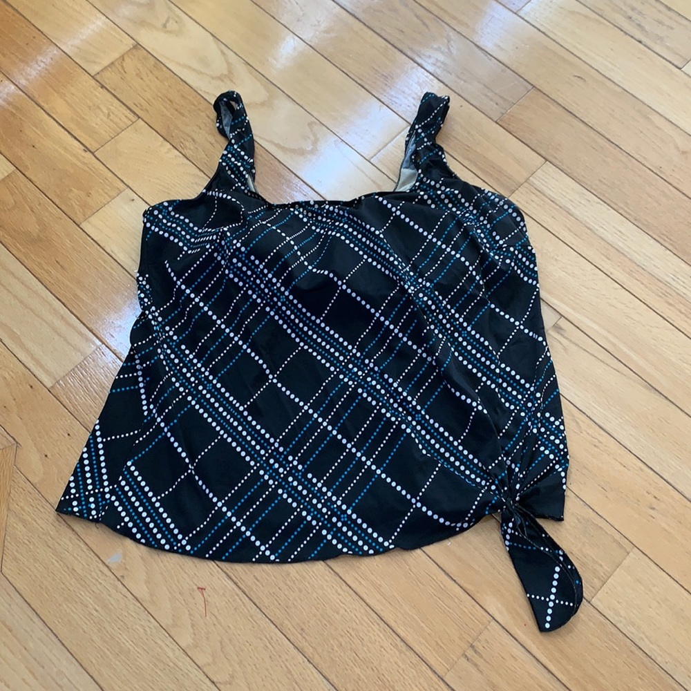 LeCove Woman’s Black and White Tankini Top Size 20